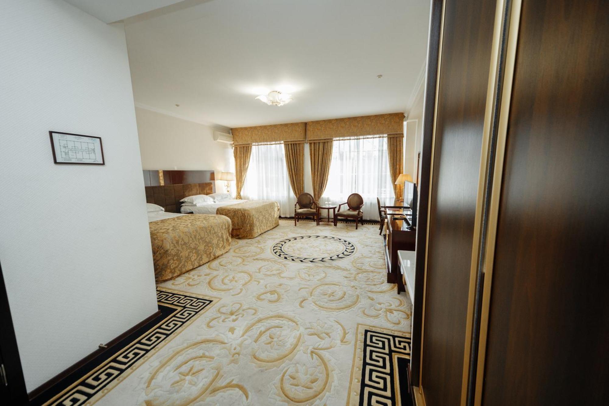 Hotel Royal Park Chişinău Esterno foto