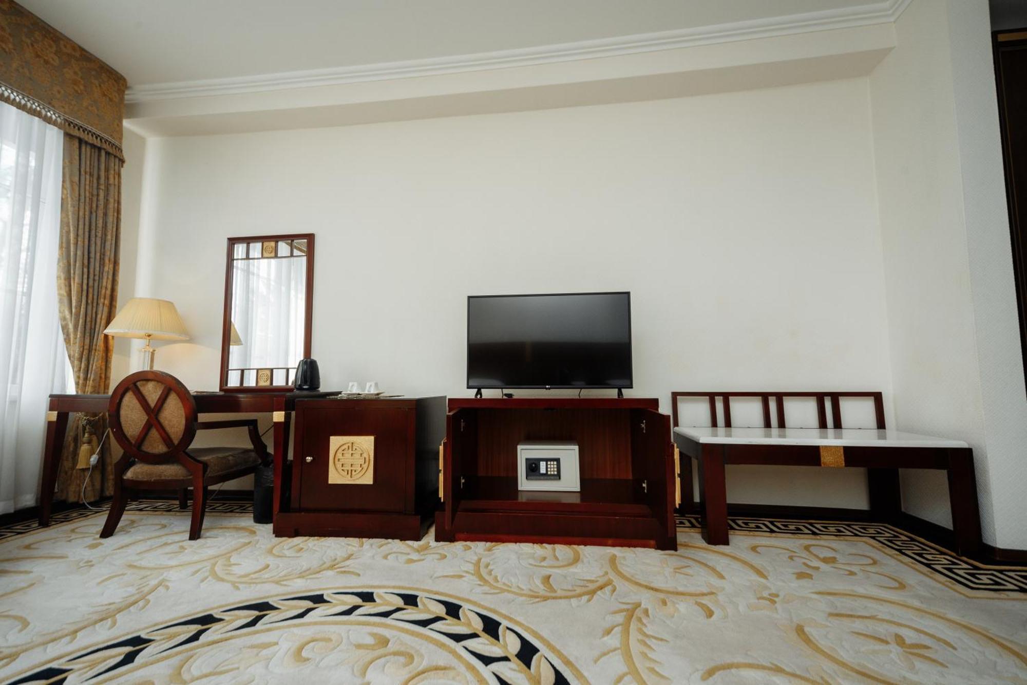 Hotel Royal Park Chişinău Esterno foto