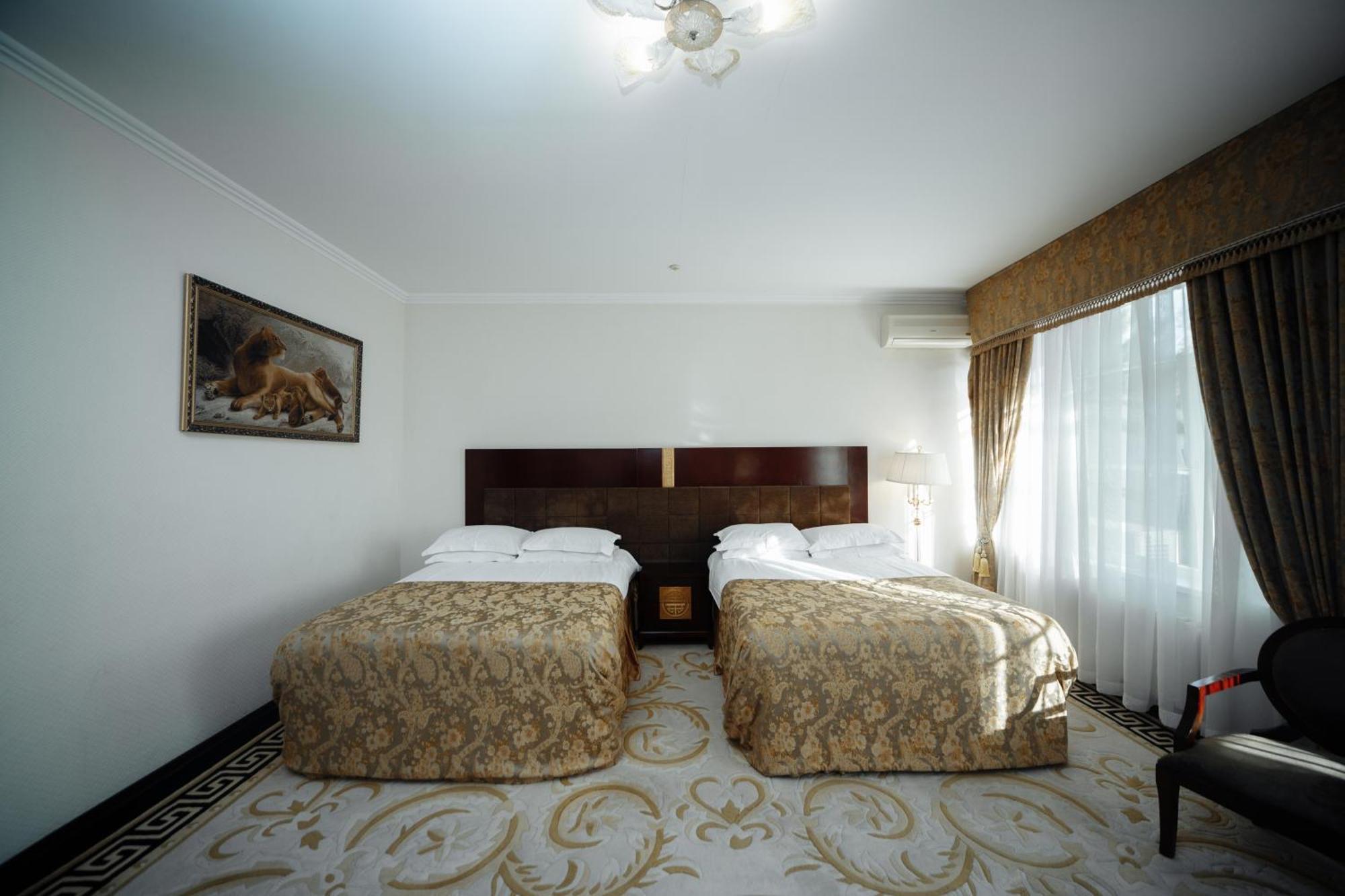 Hotel Royal Park Chişinău Esterno foto