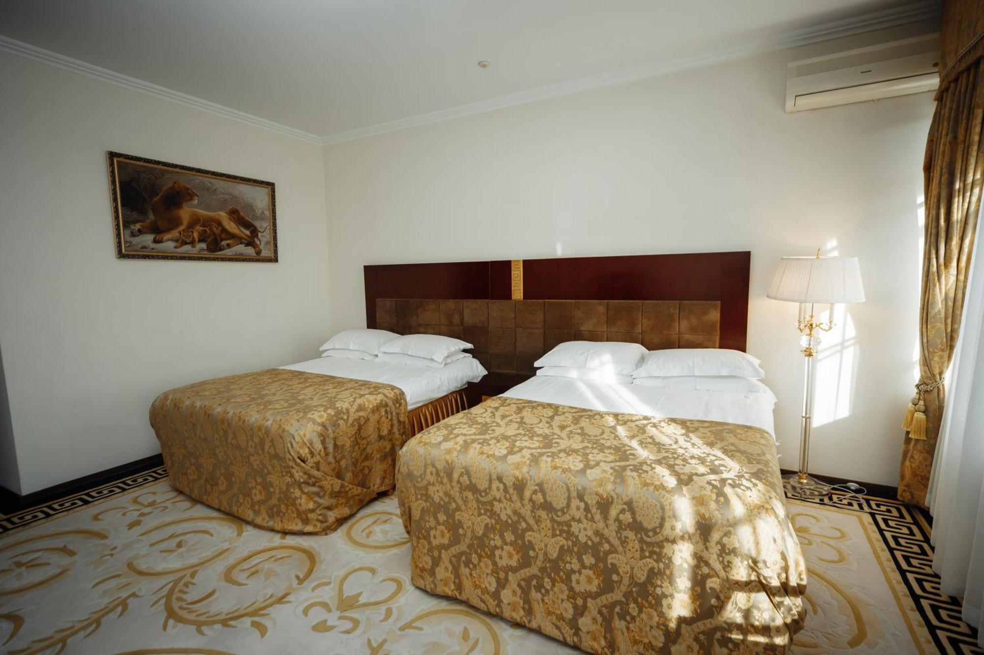 Hotel Royal Park Chişinău Esterno foto
