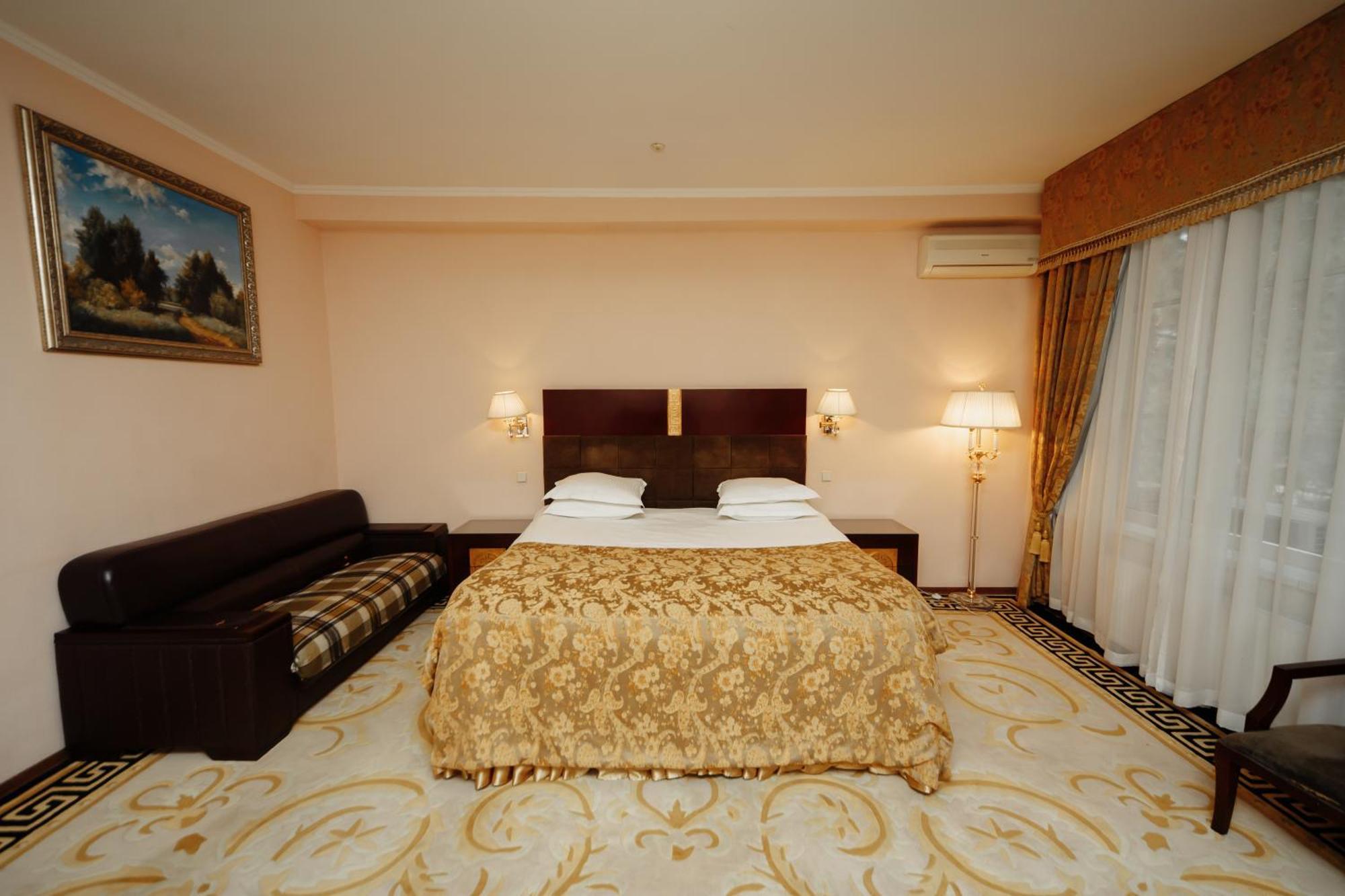 Hotel Royal Park Chişinău Esterno foto