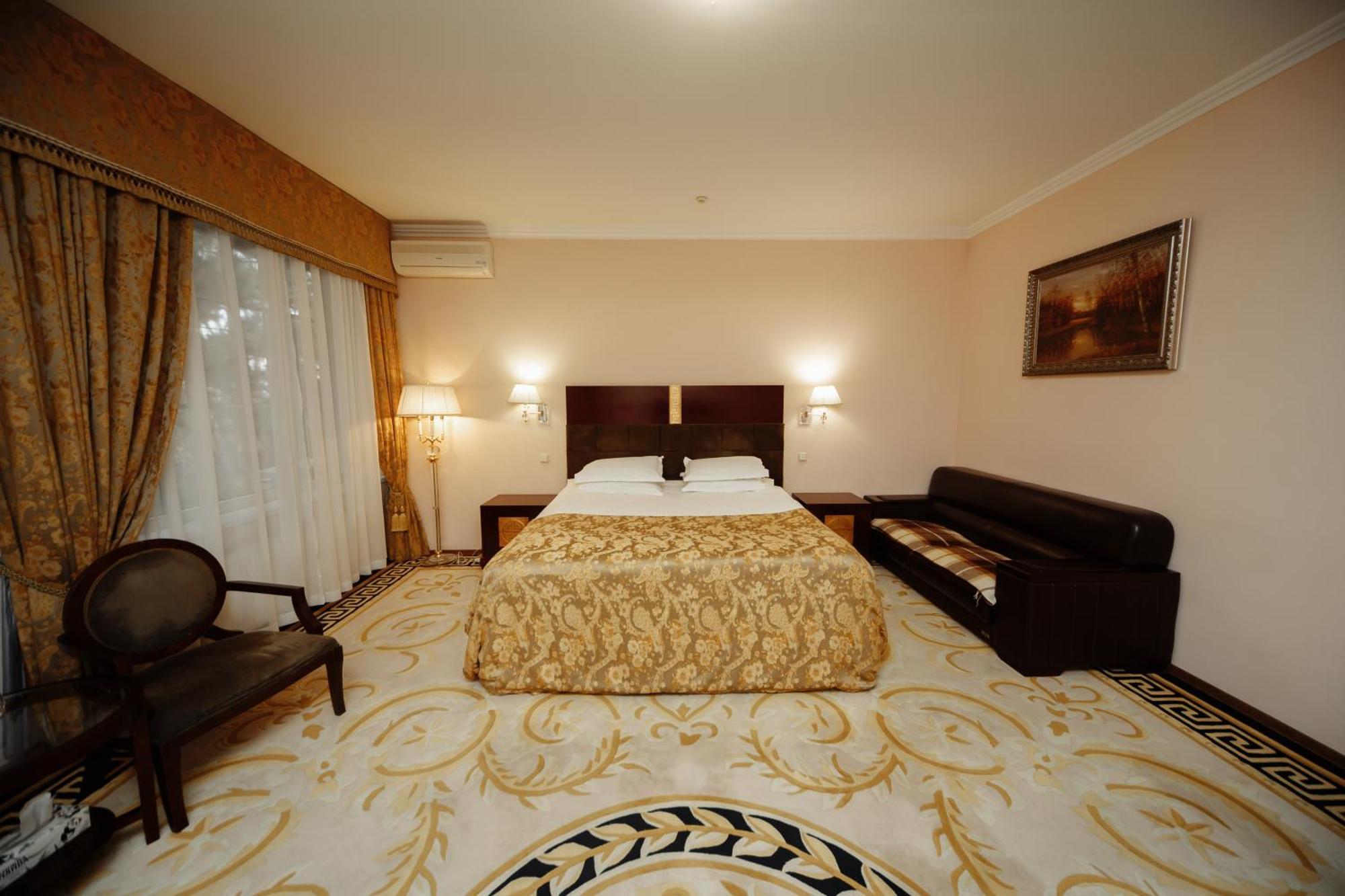 Hotel Royal Park Chişinău Esterno foto