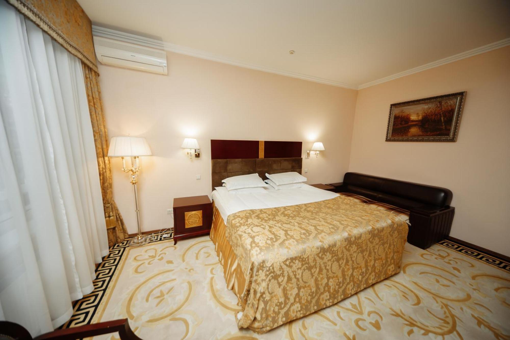 Hotel Royal Park Chişinău Esterno foto