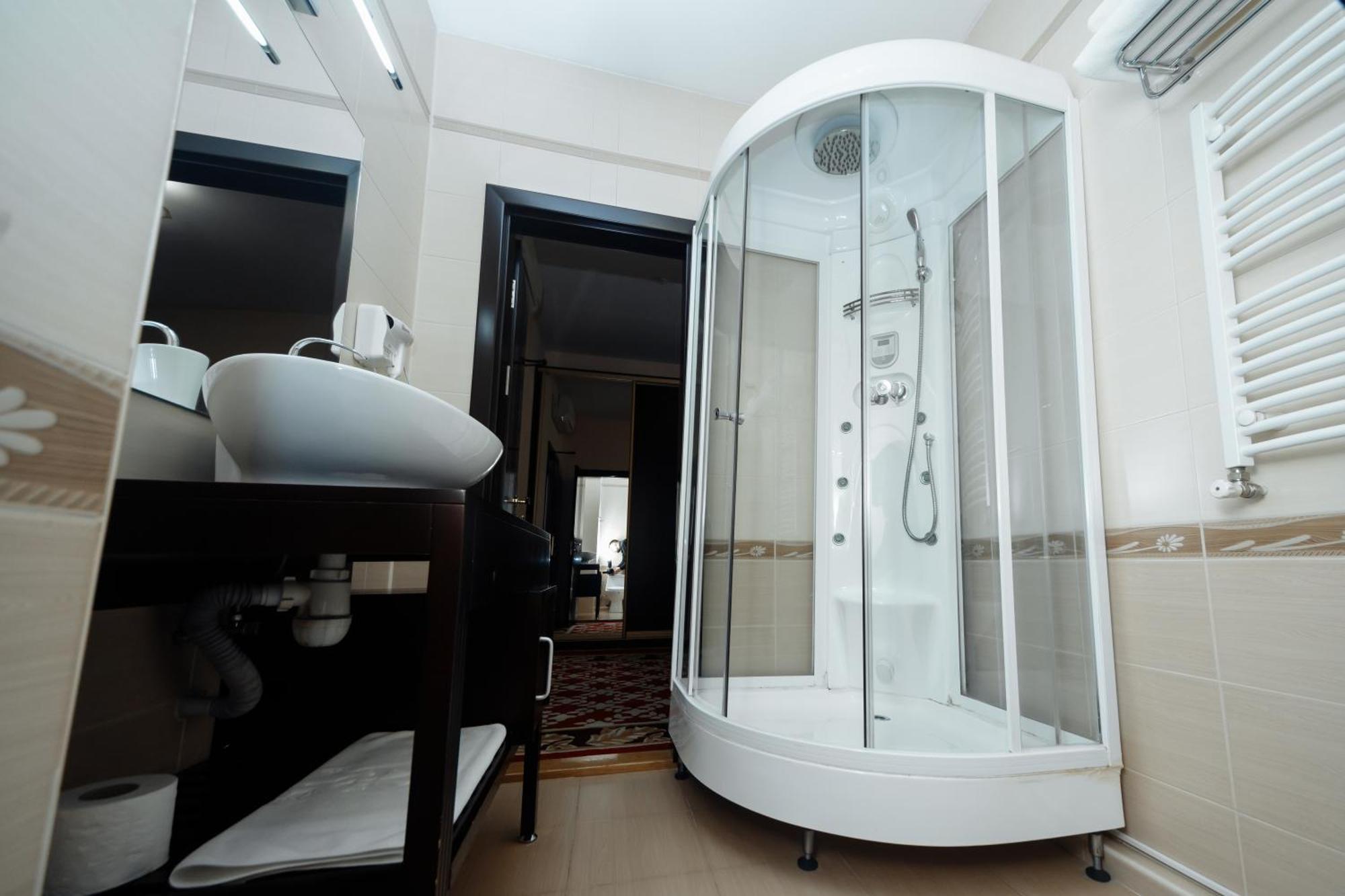Hotel Royal Park Chişinău Esterno foto