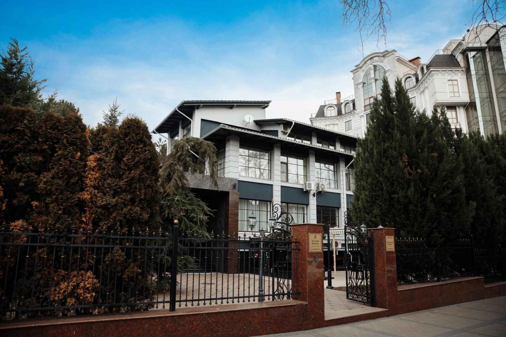 Hotel Royal Park Chişinău Esterno foto